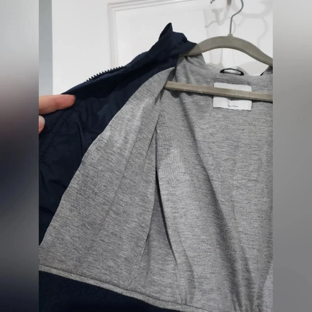Old Navy Hooded Uniform Windbreaker Jacket in Navy Blue in Size 2T